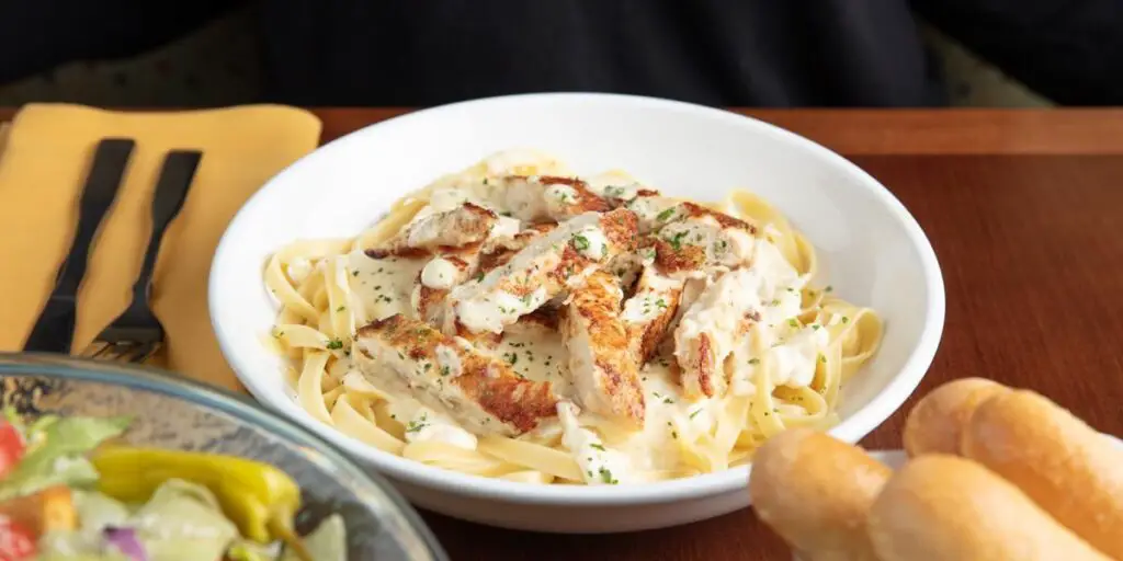 Olive Garden Chicken Alfredo Recipe [Calories, Nutrition]